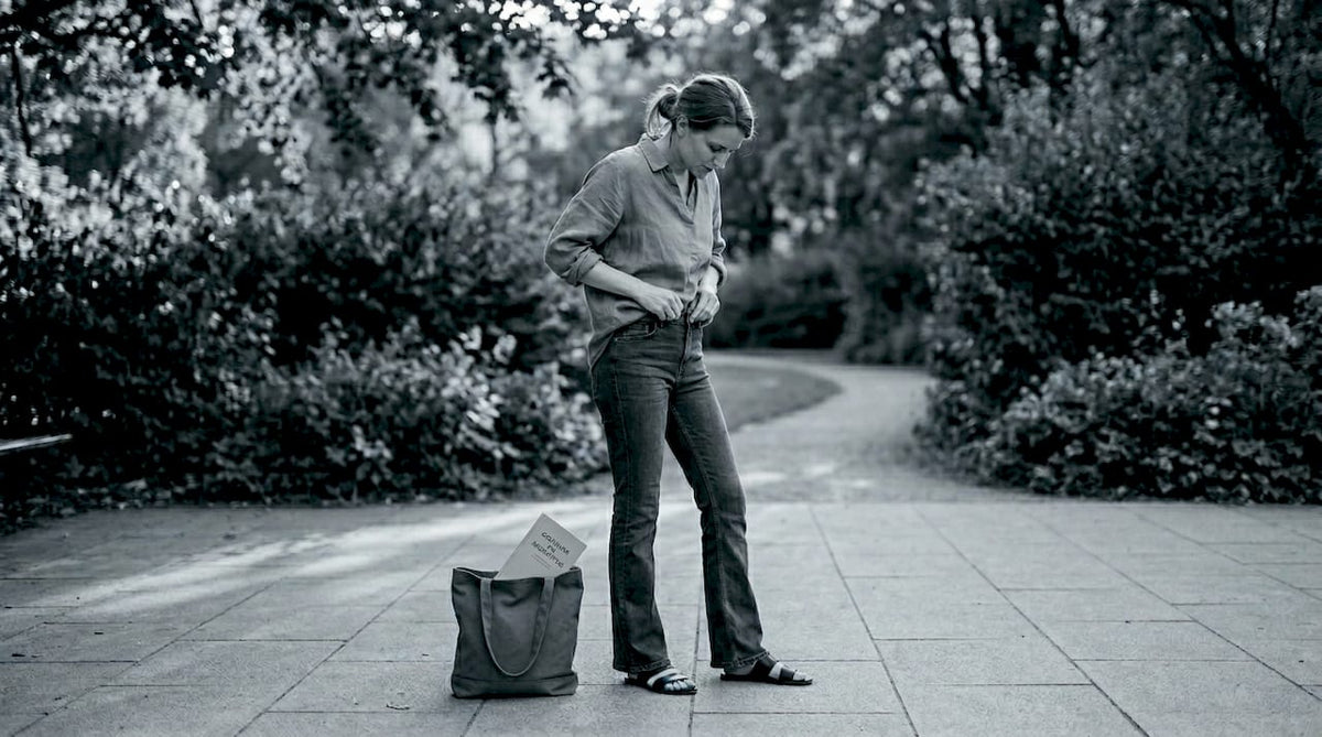 Eine Frau spaziert in Bootcut-Jeans durch die Stadt.